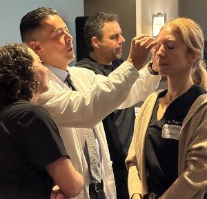 Séance de repérage anatomique au cours de laquelle les médecins s'entraînent à placer les sites d'injection.